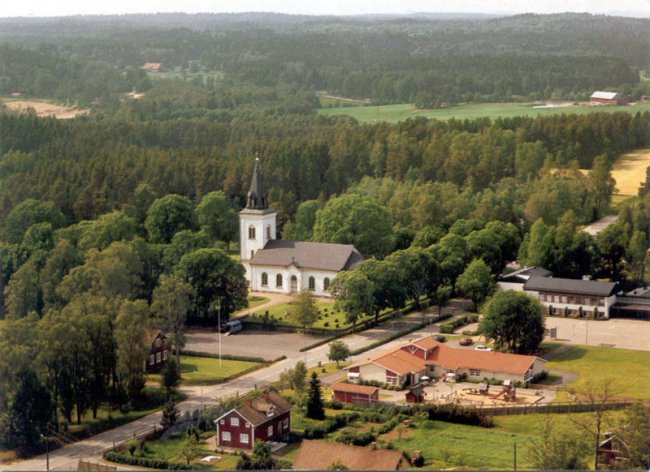 Flygfoto ver Hnger kyrka och skola.