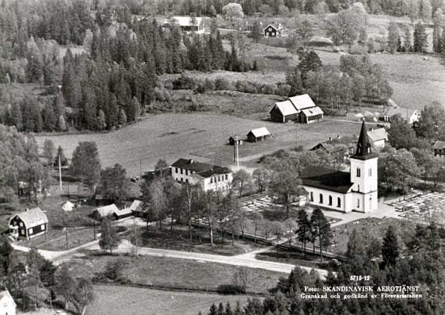 Flygfoto ver Hnger kyrka och skola