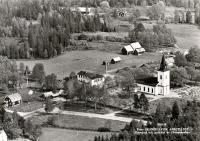 Flygfoto över Hånger kyrka och skola